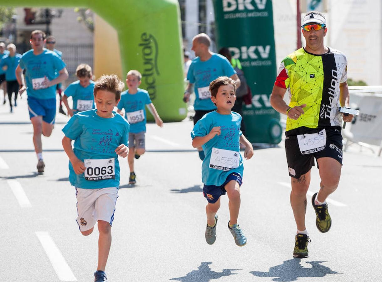 La Carrera de la Familia, organizada por la asociación 'Corre que te pillo', ha discurrido esta mañana por Logroño por un circuito urbano de 3.800 metros ideado para disfrutar en familia y de paso solidarizarse con una buena causa como es el estudio del síndrome de Hunter. 