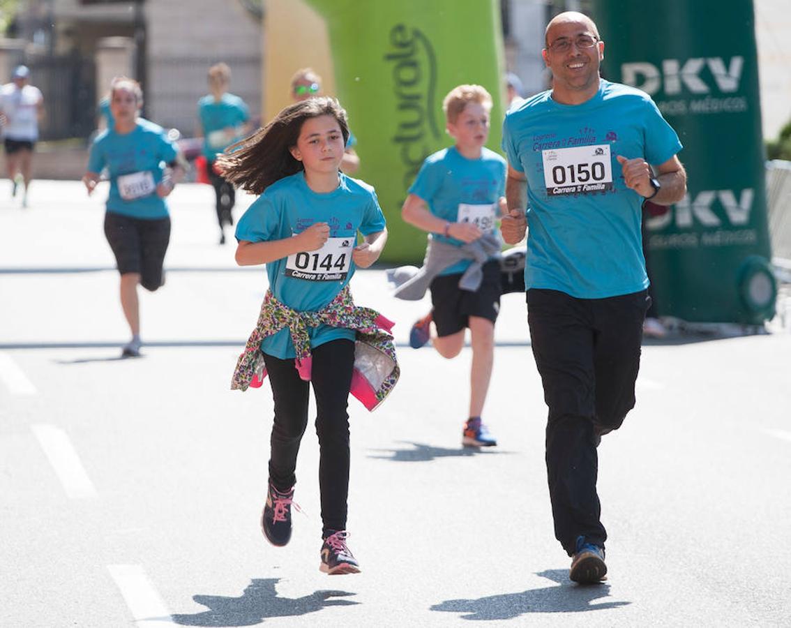 La Carrera de la Familia, organizada por la asociación 'Corre que te pillo', ha discurrido esta mañana por Logroño por un circuito urbano de 3.800 metros ideado para disfrutar en familia y de paso solidarizarse con una buena causa como es el estudio del síndrome de Hunter. 