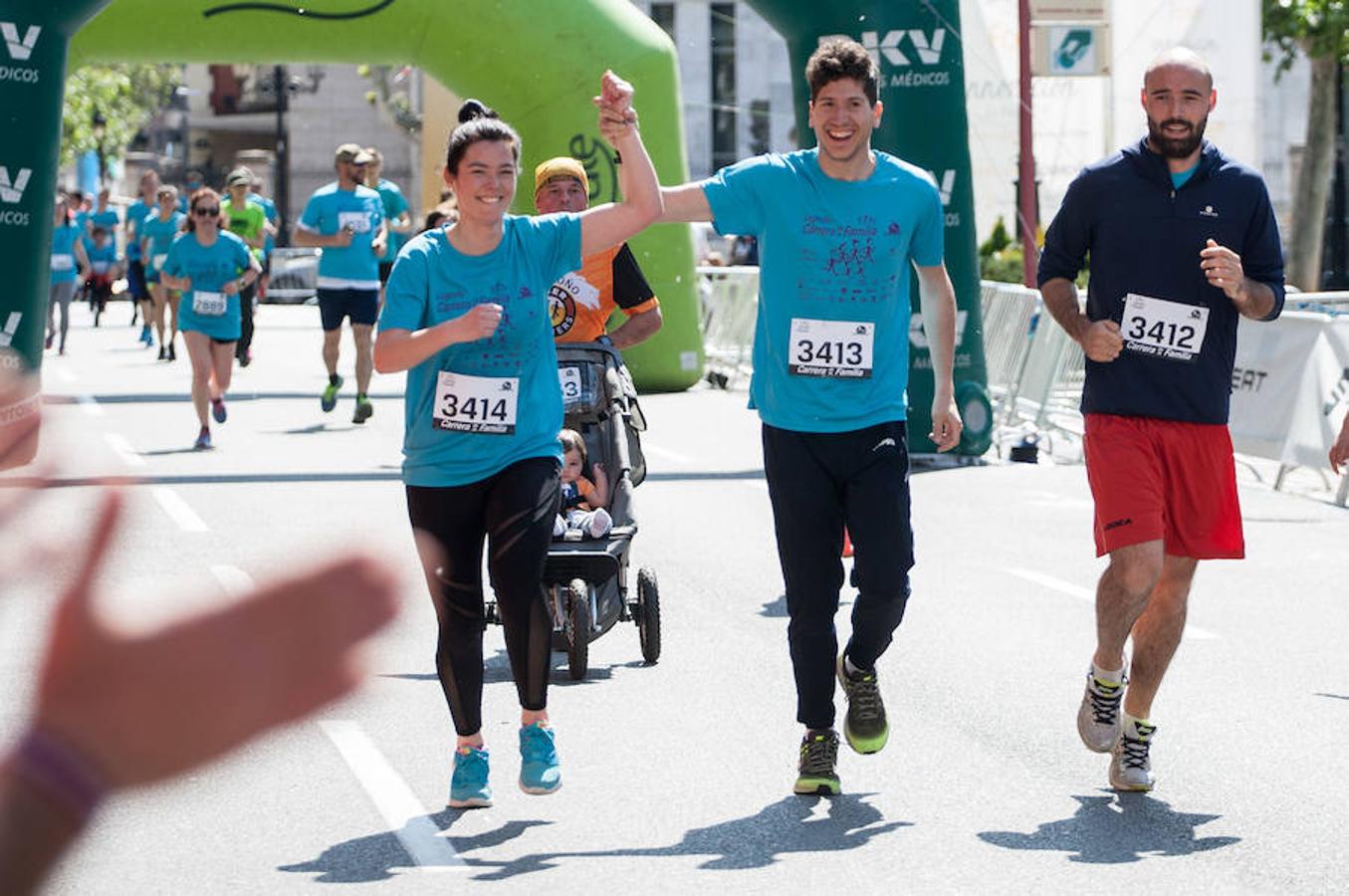 La Carrera de la Familia, organizada por la asociación 'Corre que te pillo', ha discurrido esta mañana por Logroño por un circuito urbano de 3.800 metros ideado para disfrutar en familia y de paso solidarizarse con una buena causa como es el estudio del síndrome de Hunter. 