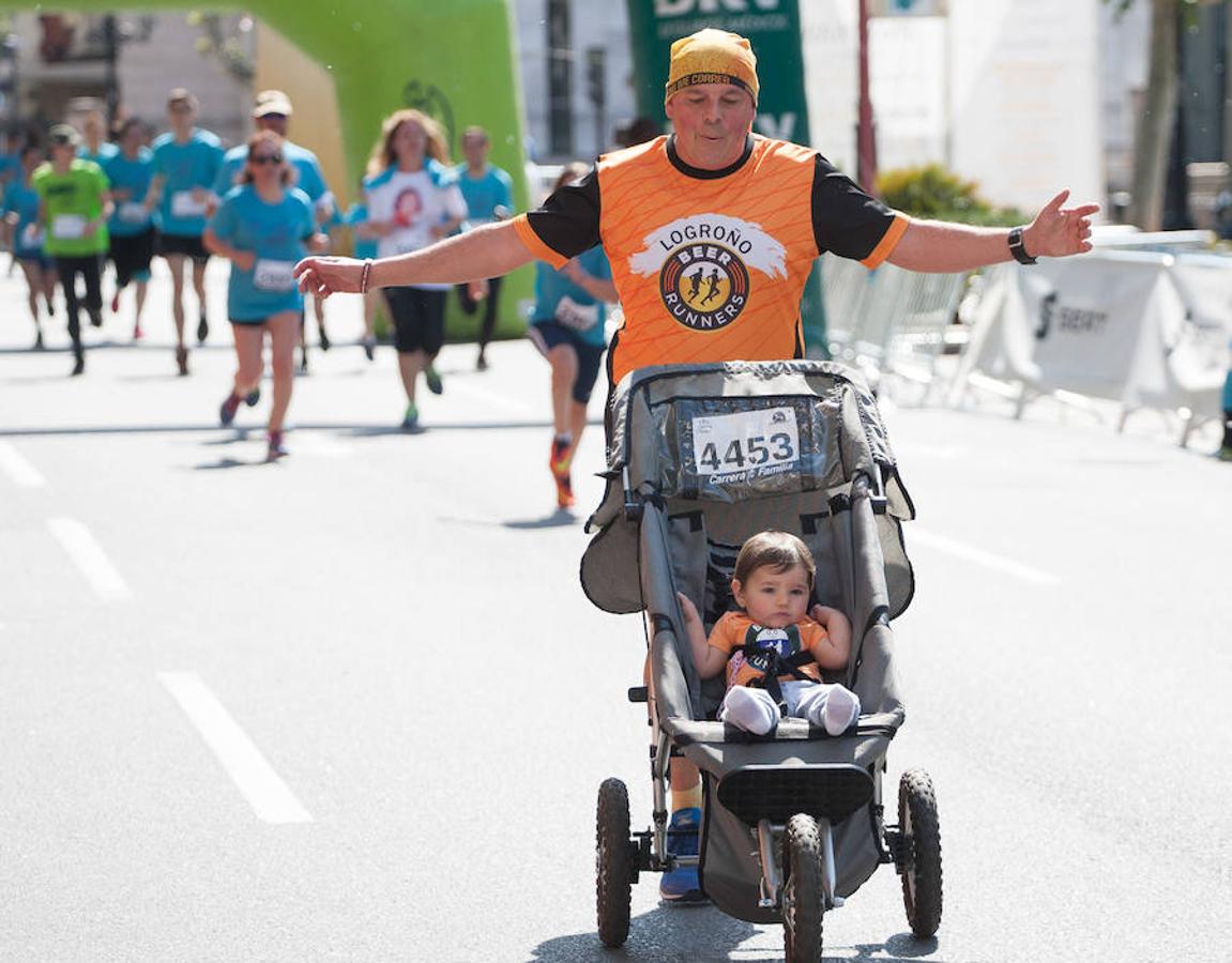 La Carrera de la Familia, organizada por la asociación 'Corre que te pillo', ha discurrido esta mañana por Logroño por un circuito urbano de 3.800 metros ideado para disfrutar en familia y de paso solidarizarse con una buena causa como es el estudio del síndrome de Hunter. 