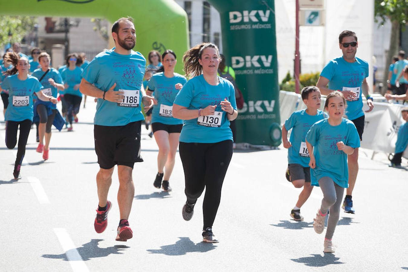 La Carrera de la Familia, organizada por la asociación 'Corre que te pillo', ha discurrido esta mañana por Logroño por un circuito urbano de 3.800 metros ideado para disfrutar en familia y de paso solidarizarse con una buena causa como es el estudio del síndrome de Hunter. 