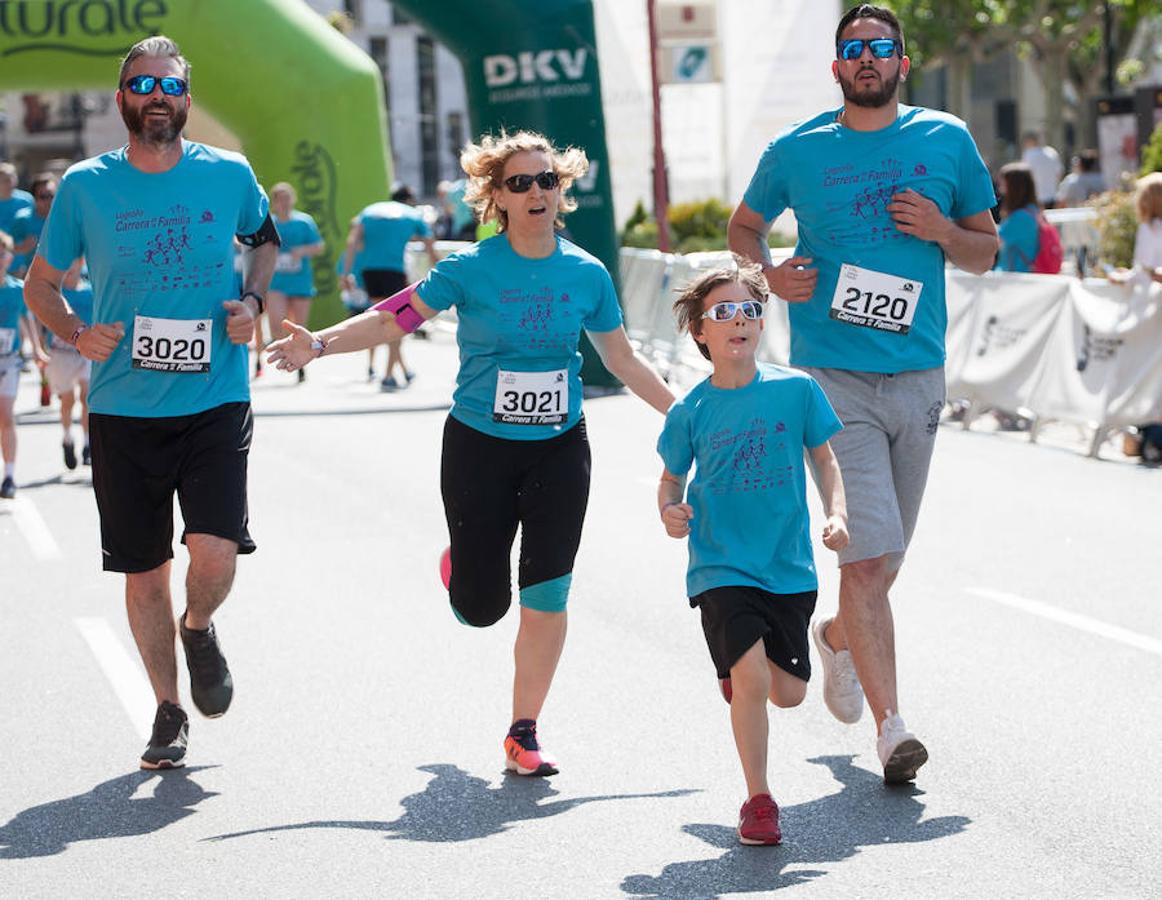 La Carrera de la Familia, organizada por la asociación 'Corre que te pillo', ha discurrido esta mañana por Logroño por un circuito urbano de 3.800 metros ideado para disfrutar en familia y de paso solidarizarse con una buena causa como es el estudio del síndrome de Hunter. 