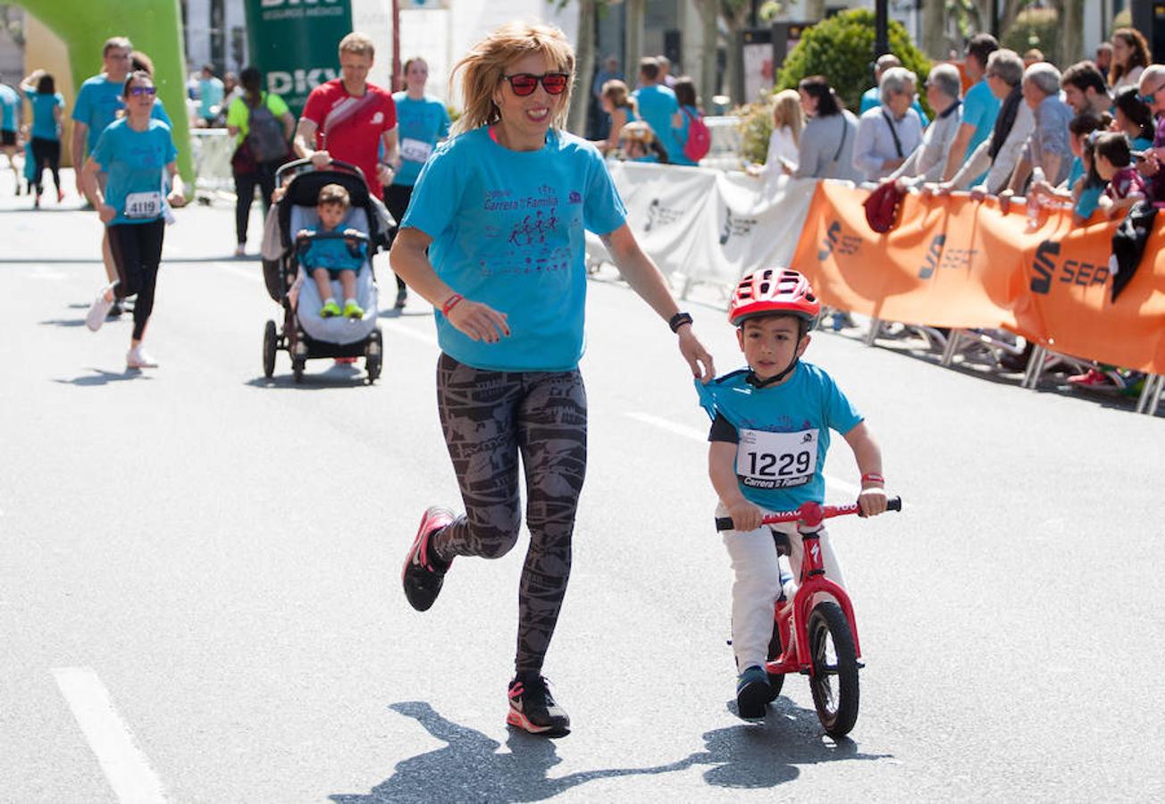 La Carrera de la Familia, organizada por la asociación 'Corre que te pillo', ha discurrido esta mañana por Logroño por un circuito urbano de 3.800 metros ideado para disfrutar en familia y de paso solidarizarse con una buena causa como es el estudio del síndrome de Hunter. 