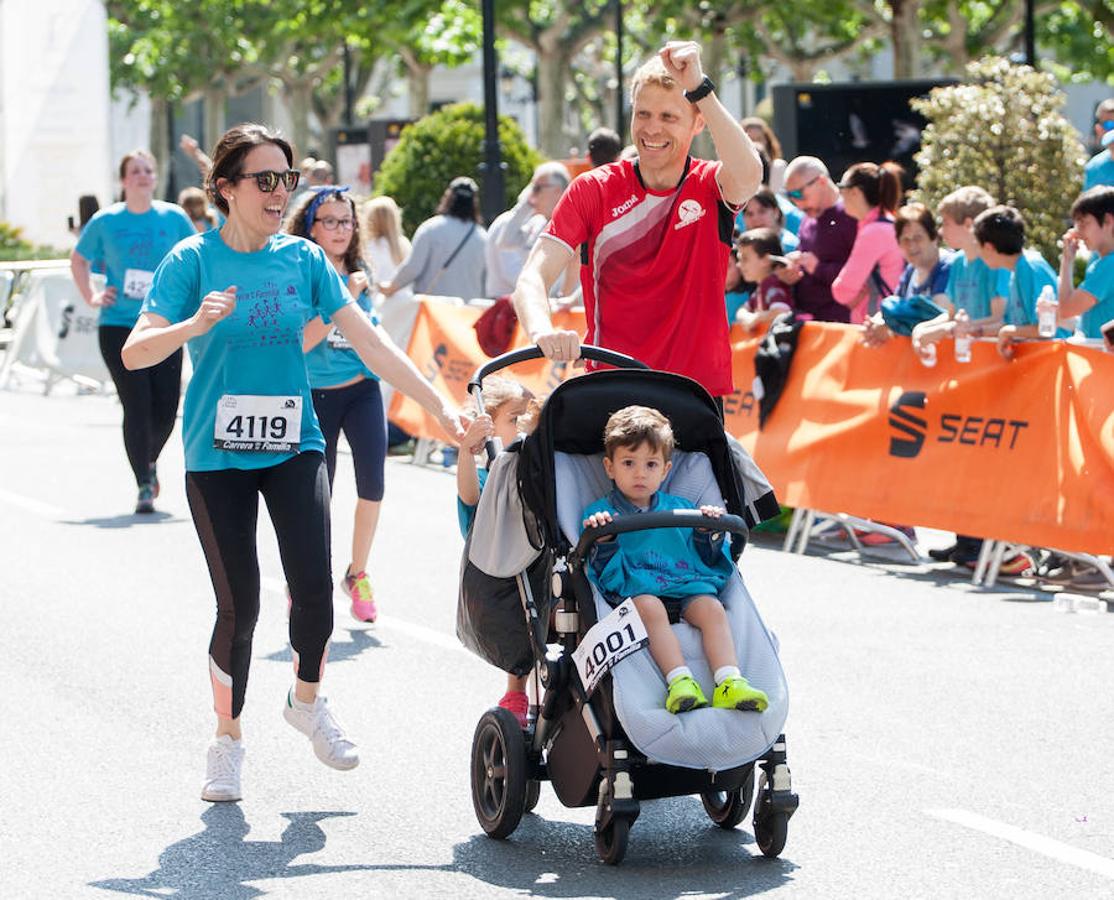 La Carrera de la Familia, organizada por la asociación 'Corre que te pillo', ha discurrido esta mañana por Logroño por un circuito urbano de 3.800 metros ideado para disfrutar en familia y de paso solidarizarse con una buena causa como es el estudio del síndrome de Hunter. 