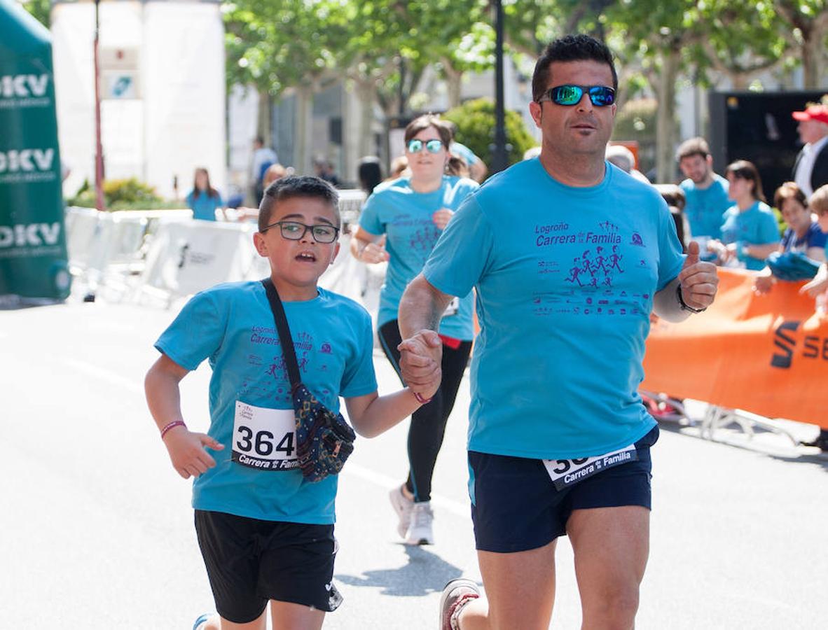 La Carrera de la Familia, organizada por la asociación 'Corre que te pillo', ha discurrido esta mañana por Logroño por un circuito urbano de 3.800 metros ideado para disfrutar en familia y de paso solidarizarse con una buena causa como es el estudio del síndrome de Hunter. 