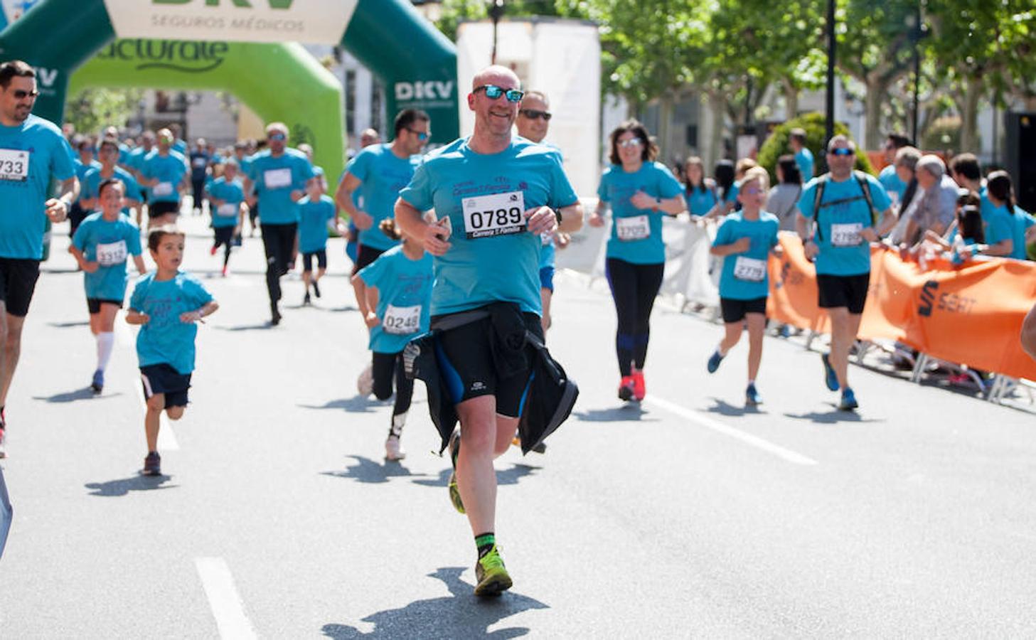 La Carrera de la Familia, organizada por la asociación 'Corre que te pillo', ha discurrido esta mañana por Logroño por un circuito urbano de 3.800 metros ideado para disfrutar en familia y de paso solidarizarse con una buena causa como es el estudio del síndrome de Hunter. 