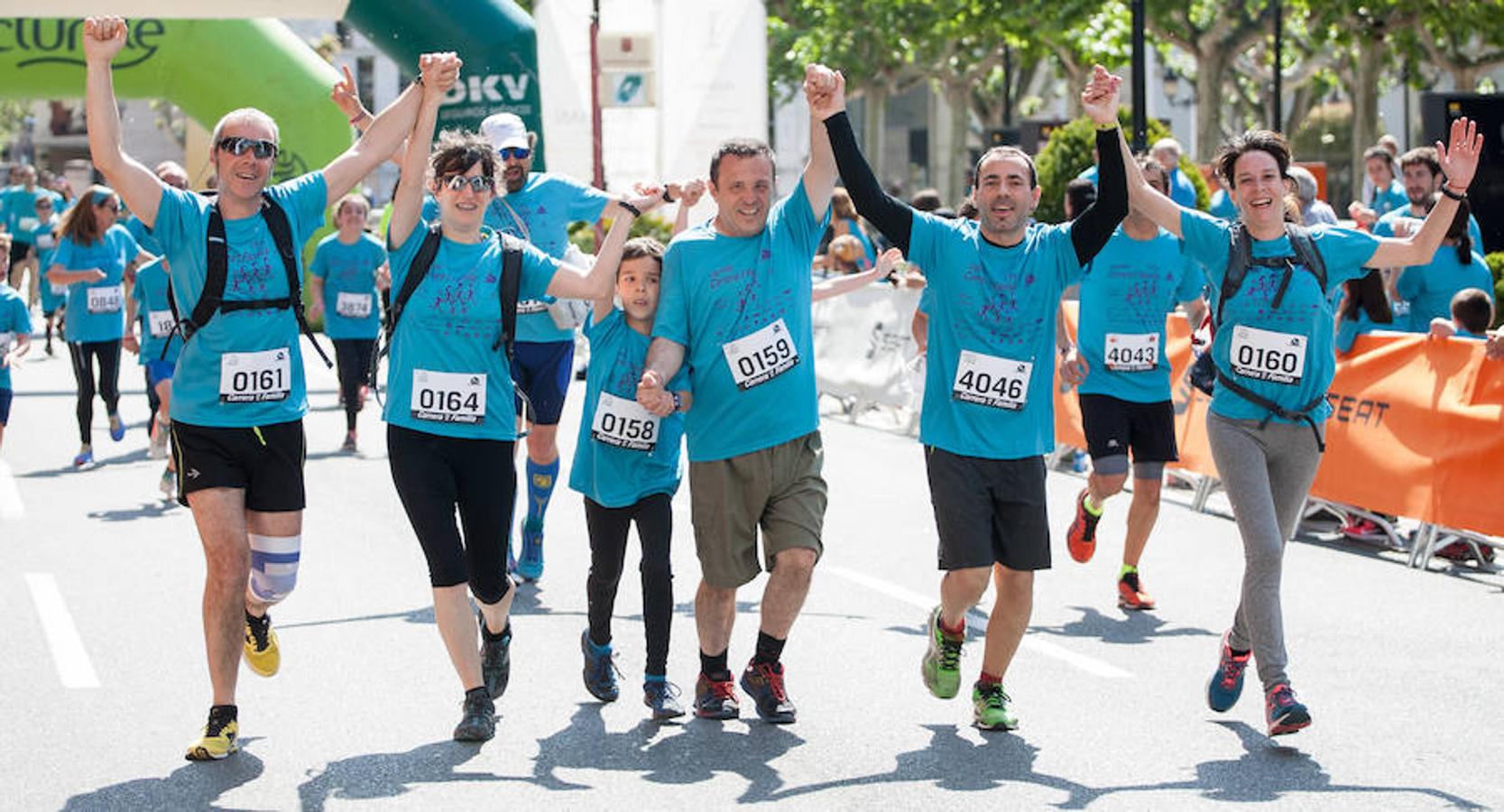 La Carrera de la Familia, organizada por la asociación 'Corre que te pillo', ha discurrido esta mañana por Logroño por un circuito urbano de 3.800 metros ideado para disfrutar en familia y de paso solidarizarse con una buena causa como es el estudio del síndrome de Hunter. 