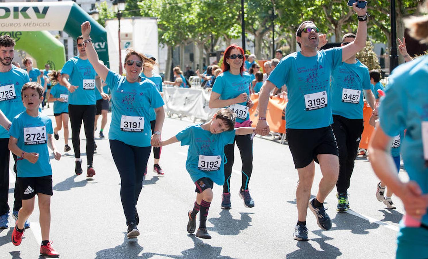 La Carrera de la Familia, organizada por la asociación 'Corre que te pillo', ha discurrido esta mañana por Logroño por un circuito urbano de 3.800 metros ideado para disfrutar en familia y de paso solidarizarse con una buena causa como es el estudio del síndrome de Hunter. 