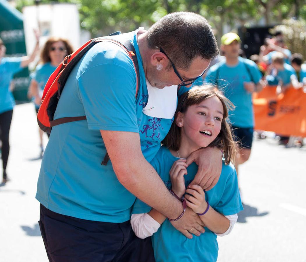 La Carrera de la Familia, organizada por la asociación 'Corre que te pillo', ha discurrido esta mañana por Logroño por un circuito urbano de 3.800 metros ideado para disfrutar en familia y de paso solidarizarse con una buena causa como es el estudio del síndrome de Hunter. 