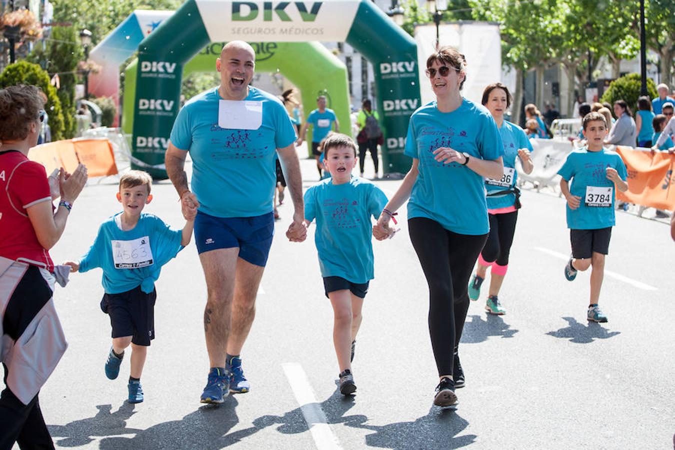 La Carrera de la Familia, organizada por la asociación 'Corre que te pillo', ha discurrido esta mañana por Logroño por un circuito urbano de 3.800 metros ideado para disfrutar en familia y de paso solidarizarse con una buena causa como es el estudio del síndrome de Hunter. 