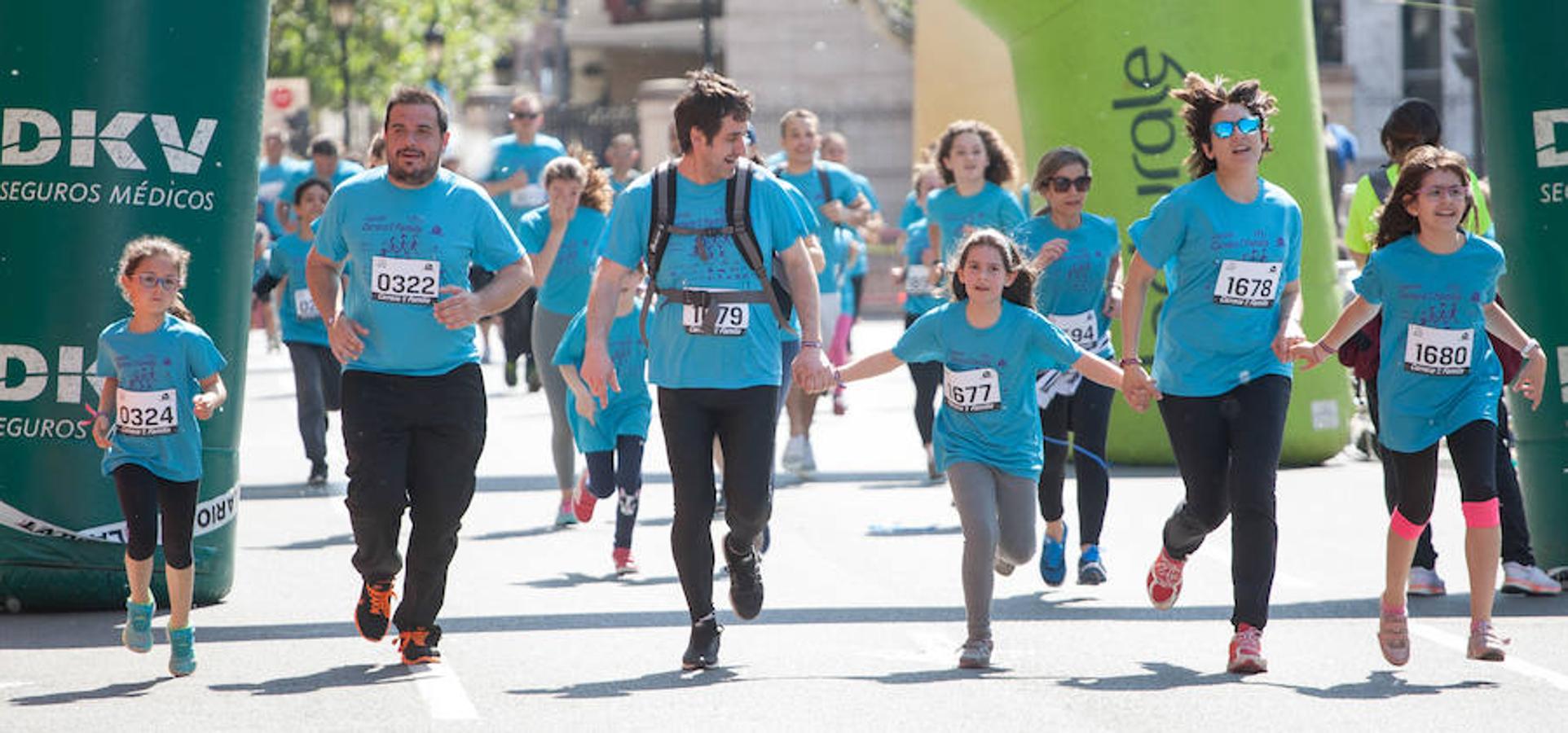 La Carrera de la Familia, organizada por la asociación 'Corre que te pillo', ha discurrido esta mañana por Logroño por un circuito urbano de 3.800 metros ideado para disfrutar en familia y de paso solidarizarse con una buena causa como es el estudio del síndrome de Hunter.