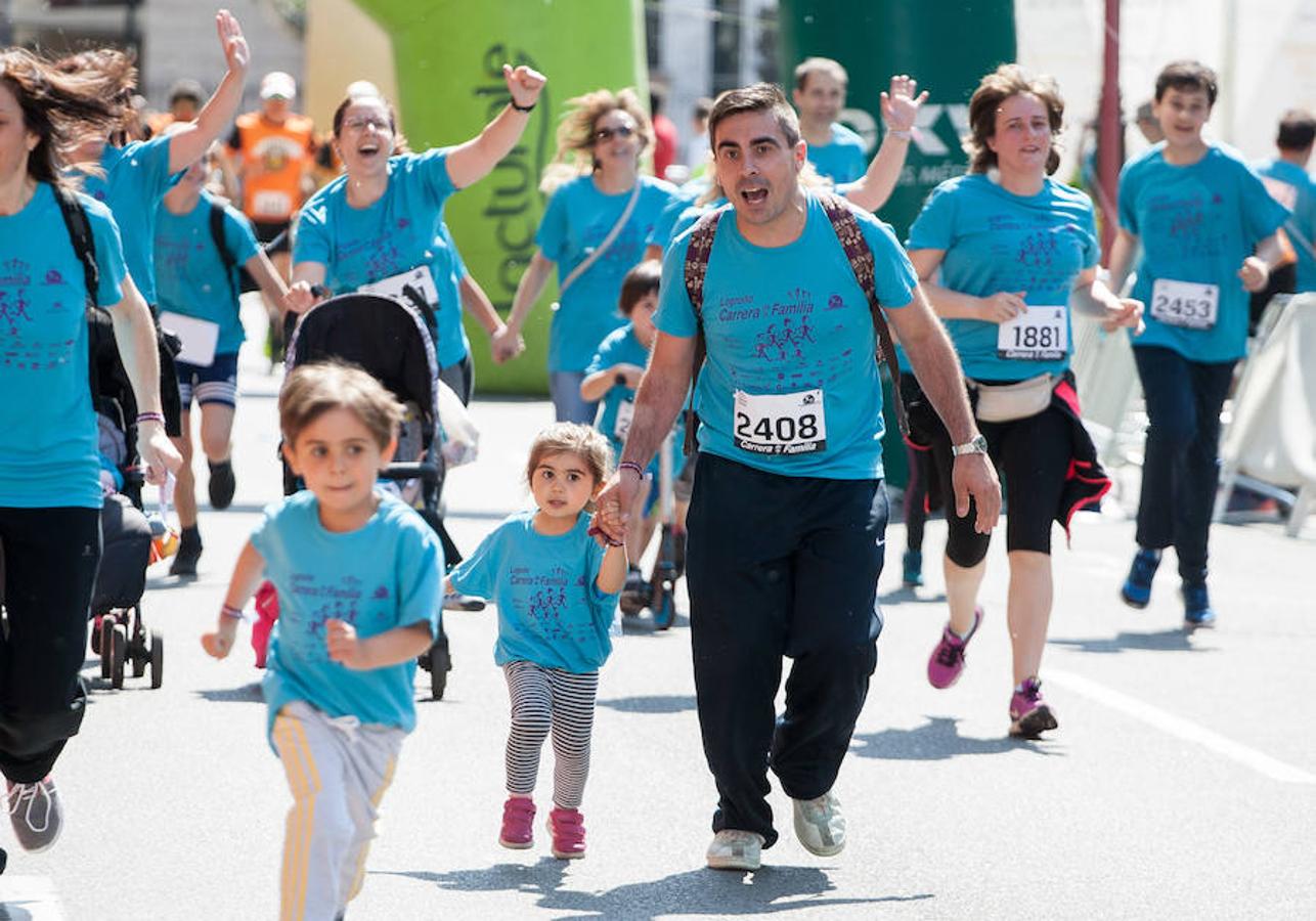 La Carrera de la Familia, organizada por la asociación 'Corre que te pillo', ha discurrido esta mañana por Logroño por un circuito urbano de 3.800 metros ideado para disfrutar en familia y de paso solidarizarse con una buena causa como es el estudio del síndrome de Hunter.