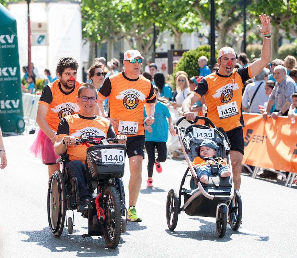 La Carrera de la Familia, organizada por la asociación 'Corre que te pillo', ha discurrido esta mañana por Logroño por un circuito urbano de 3.800 metros ideado para disfrutar en familia y de paso solidarizarse con una buena causa como es el estudio del síndrome de Hunter.