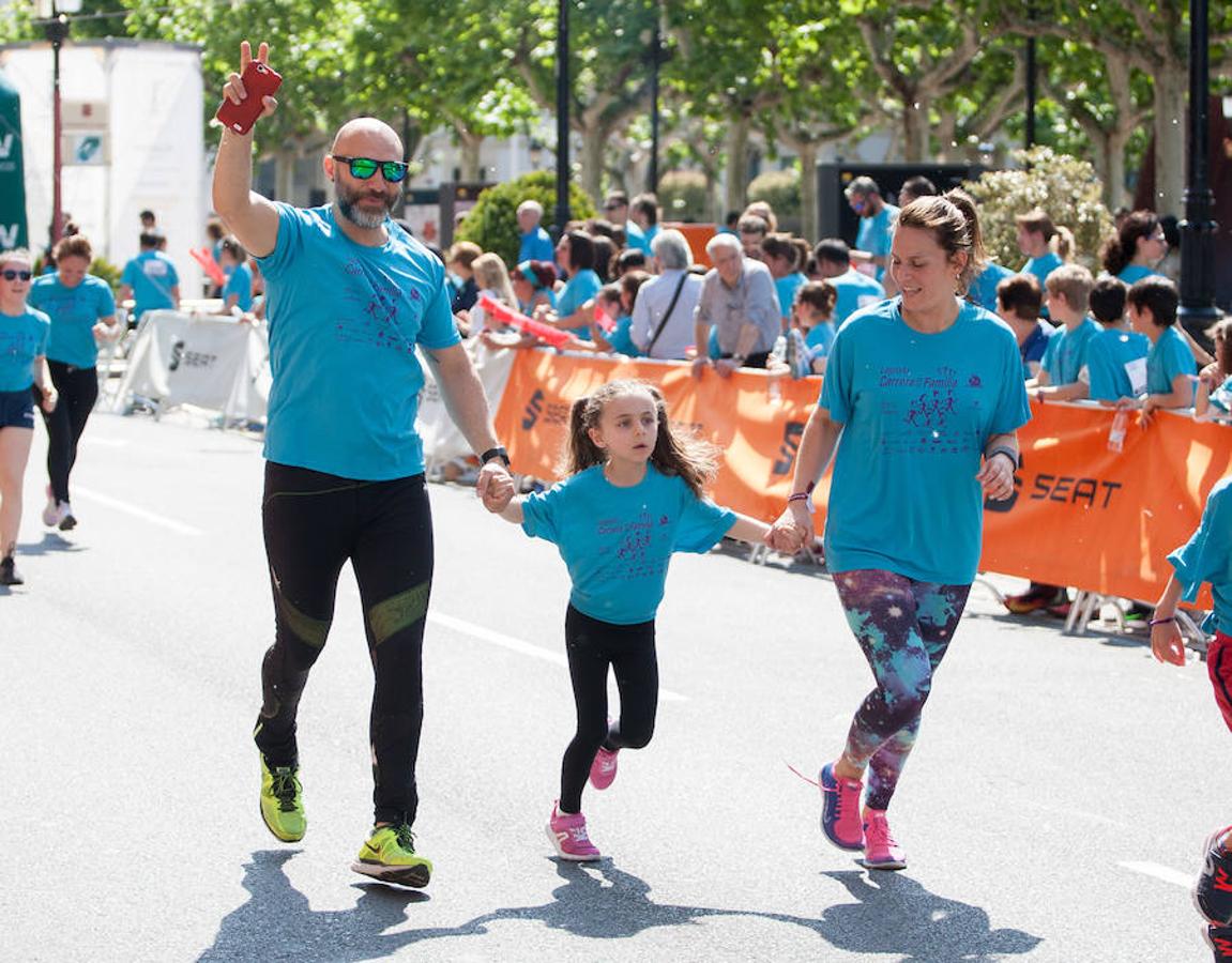 La Carrera de la Familia, organizada por la asociación 'Corre que te pillo', ha discurrido esta mañana por Logroño por un circuito urbano de 3.800 metros ideado para disfrutar en familia y de paso solidarizarse con una buena causa como es el estudio del síndrome de Hunter.