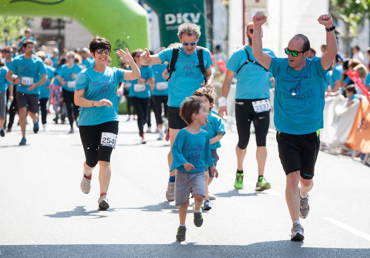 La Carrera de la Familia, organizada por la asociación 'Corre que te pillo', ha discurrido esta mañana por Logroño por un circuito urbano de 3.800 metros ideado para disfrutar en familia y de paso solidarizarse con una buena causa como es el estudio del síndrome de Hunter.