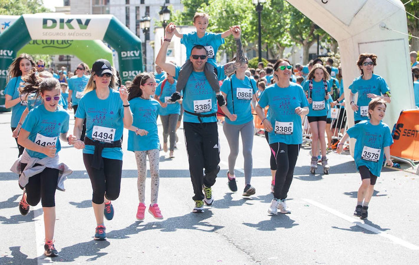 La Carrera de la Familia, organizada por la asociación 'Corre que te pillo', ha discurrido esta mañana por Logroño por un circuito urbano de 3.800 metros ideado para disfrutar en familia y de paso solidarizarse con una buena causa como es el estudio del síndrome de Hunter.