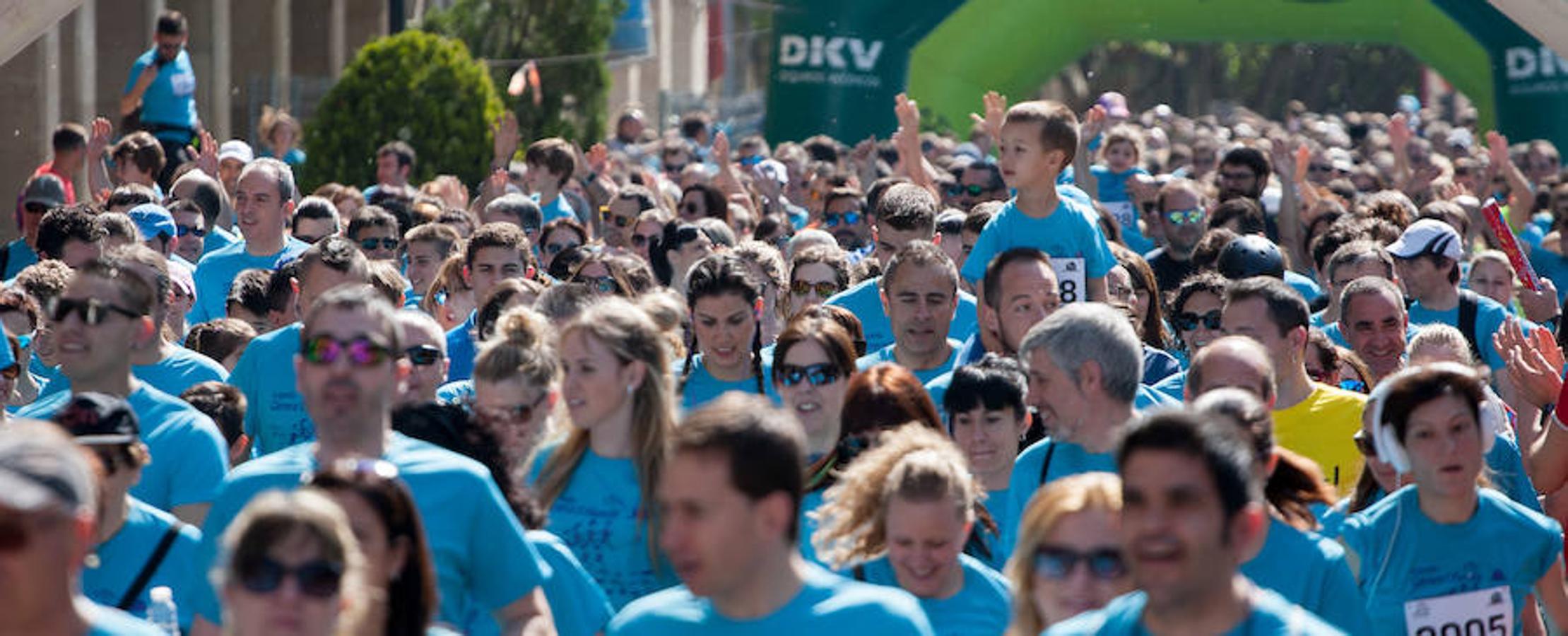 La Carrera de la Familia, organizada por la asociación 'Corre que te pillo', ha discurrido esta mañana por Logroño por un circuito urbano de 3.800 metros ideado para disfrutar en familia y de paso solidarizarse con una buena causa como es el estudio del síndrome de Hunter. 