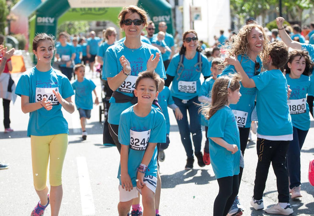 La Carrera de la Familia, organizada por la asociación 'Corre que te pillo', ha discurrido esta mañana por Logroño por un circuito urbano de 3.800 metros ideado para disfrutar en familia y de paso solidarizarse con una buena causa como es el estudio del síndrome de Hunter.