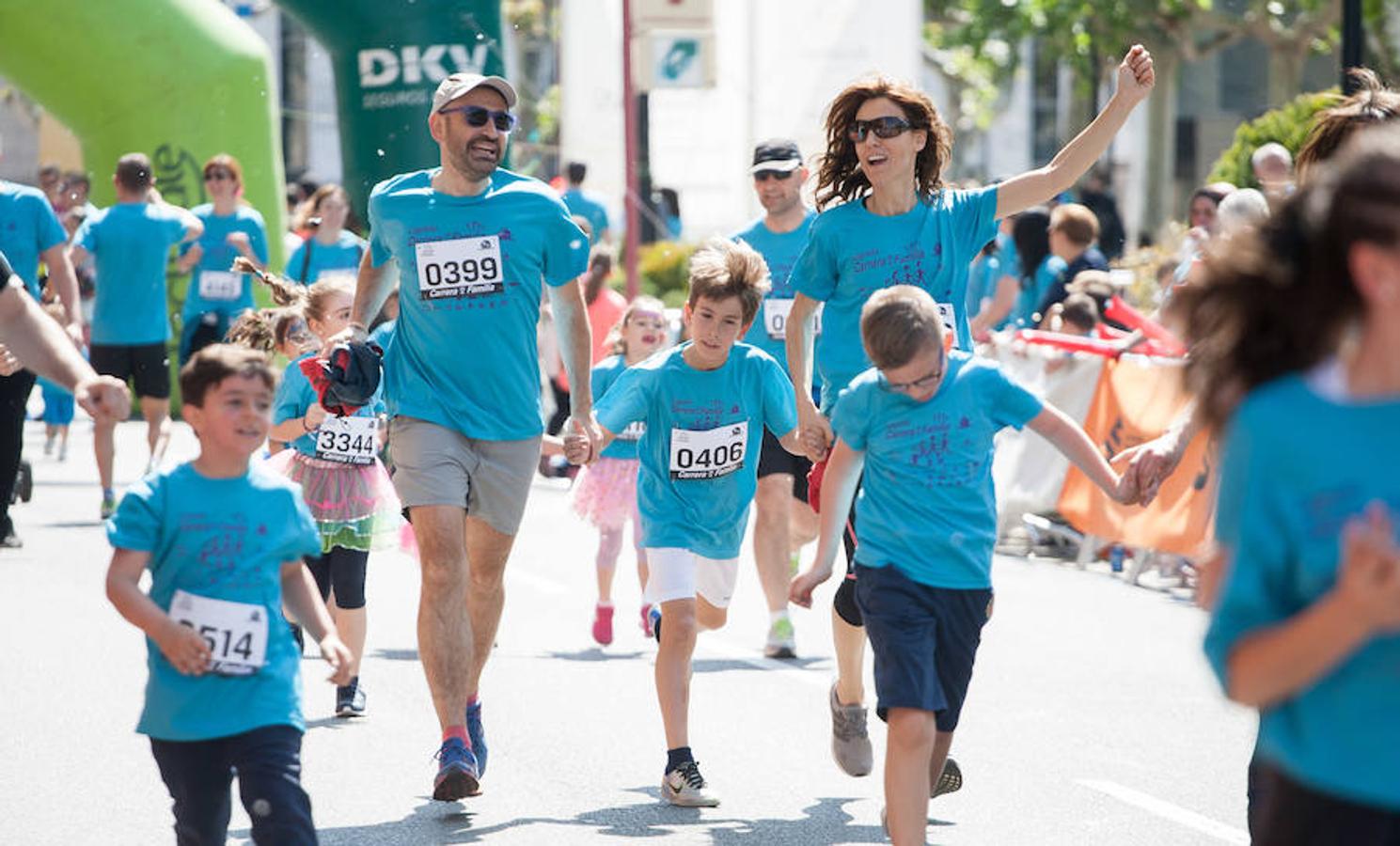 La Carrera de la Familia, organizada por la asociación 'Corre que te pillo', ha discurrido esta mañana por Logroño por un circuito urbano de 3.800 metros ideado para disfrutar en familia y de paso solidarizarse con una buena causa como es el estudio del síndrome de Hunter.