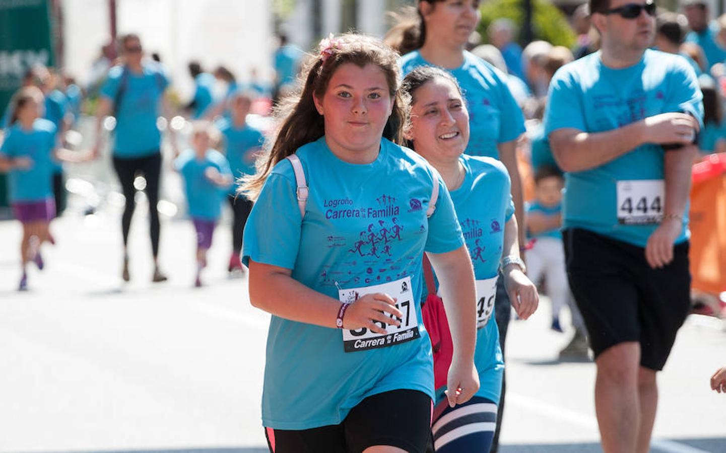 La Carrera de la Familia, organizada por la asociación 'Corre que te pillo', ha discurrido esta mañana por Logroño por un circuito urbano de 3.800 metros ideado para disfrutar en familia y de paso solidarizarse con una buena causa como es el estudio del síndrome de Hunter.