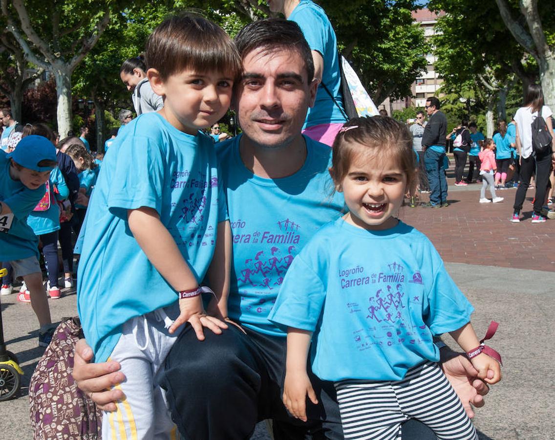 La Carrera de la Familia, organizada por la asociación 'Corre que te pillo', ha discurrido esta mañana por Logroño por un circuito urbano de 3.800 metros ideado para disfrutar en familia y de paso solidarizarse con una buena causa como es el estudio del síndrome de Hunter. 