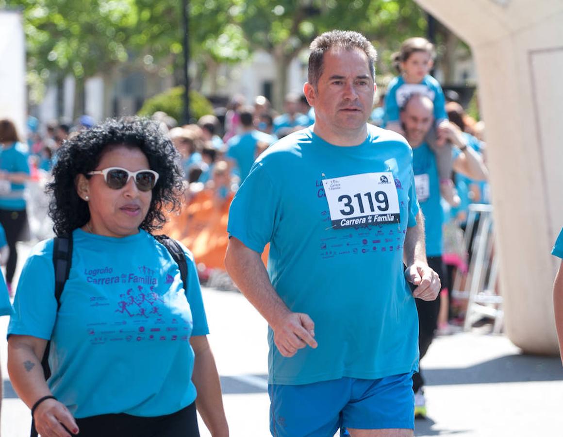 La Carrera de la Familia, organizada por la asociación 'Corre que te pillo', ha discurrido esta mañana por Logroño por un circuito urbano de 3.800 metros ideado para disfrutar en familia y de paso solidarizarse con una buena causa como es el estudio del síndrome de Hunter.