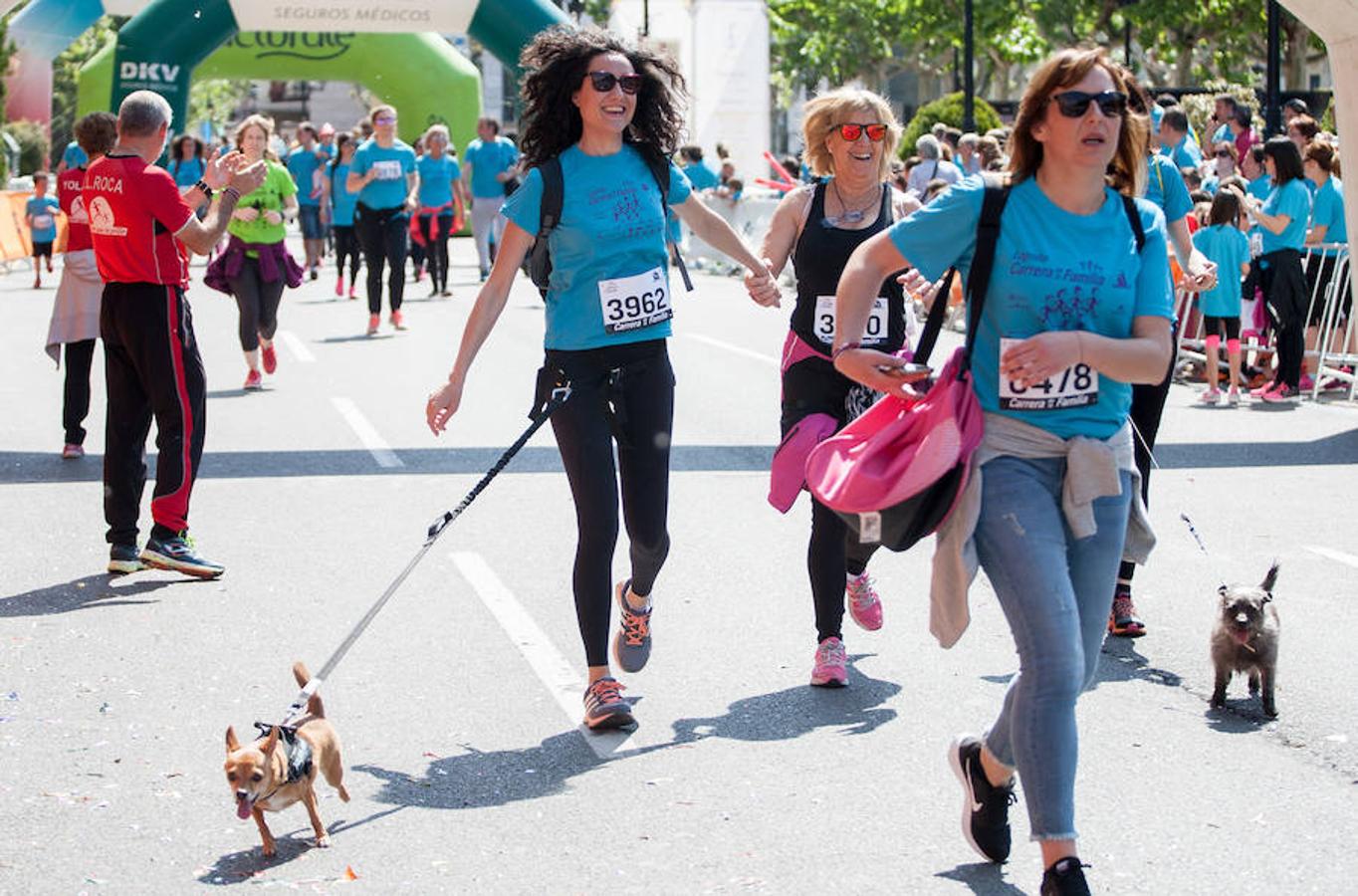 La Carrera de la Familia, organizada por la asociación 'Corre que te pillo', ha discurrido esta mañana por Logroño por un circuito urbano de 3.800 metros ideado para disfrutar en familia y de paso solidarizarse con una buena causa como es el estudio del síndrome de Hunter.