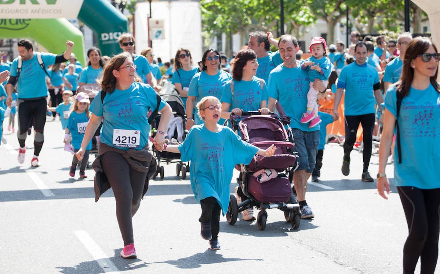 La Carrera de la Familia, organizada por la asociación 'Corre que te pillo', ha discurrido esta mañana por Logroño por un circuito urbano de 3.800 metros ideado para disfrutar en familia y de paso solidarizarse con una buena causa como es el estudio del síndrome de Hunter.