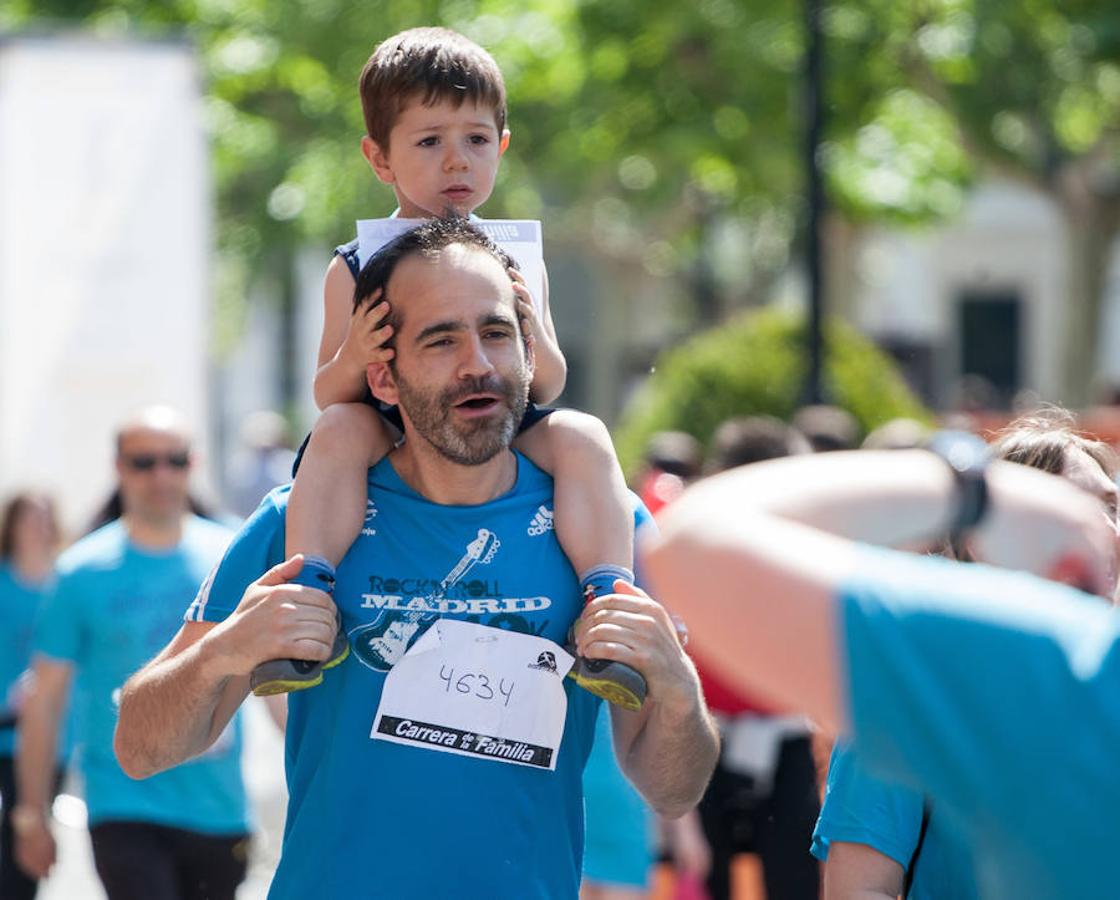 La Carrera de la Familia, organizada por la asociación 'Corre que te pillo', ha discurrido esta mañana por Logroño por un circuito urbano de 3.800 metros ideado para disfrutar en familia y de paso solidarizarse con una buena causa como es el estudio del síndrome de Hunter.