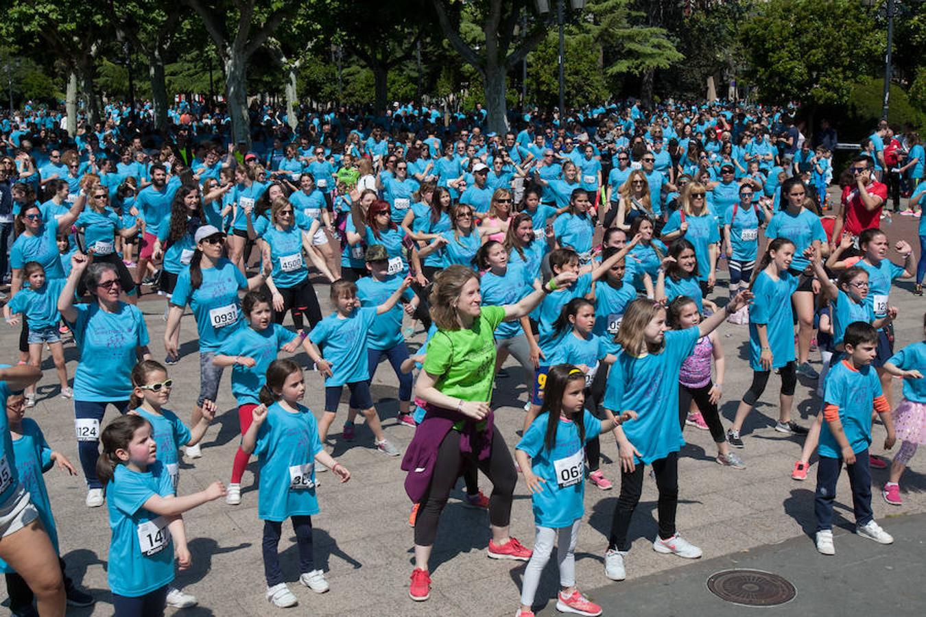 La Carrera de la Familia, organizada por la asociación 'Corre que te pillo', ha discurrido esta mañana por Logroño por un circuito urbano de 3.800 metros ideado para disfrutar en familia y de paso solidarizarse con una buena causa como es el estudio del síndrome de Hunter.