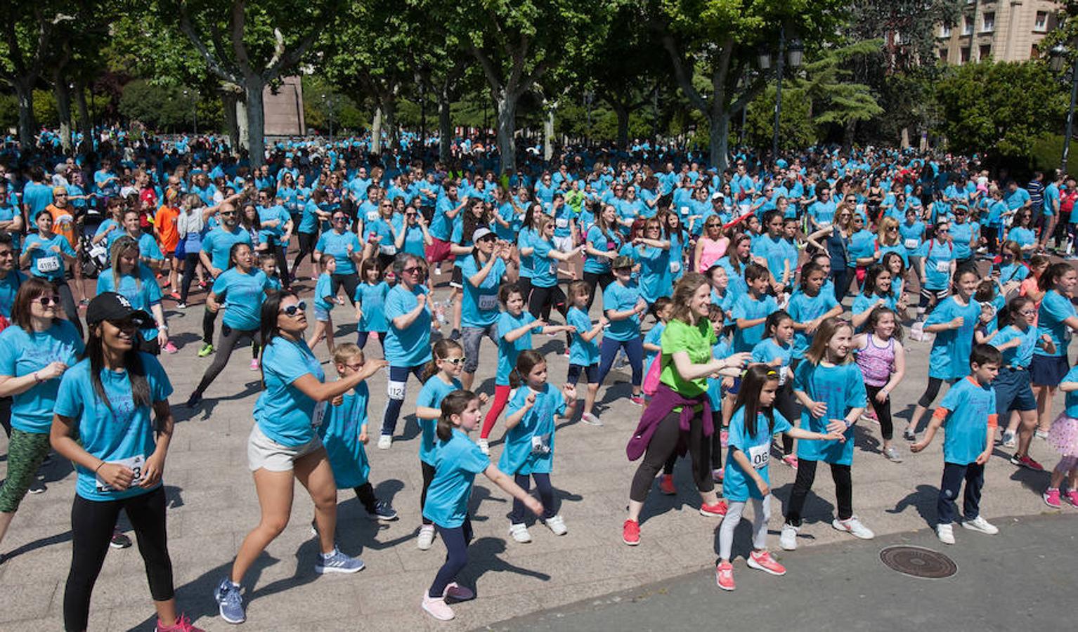 La Carrera de la Familia, organizada por la asociación 'Corre que te pillo', ha discurrido esta mañana por Logroño por un circuito urbano de 3.800 metros ideado para disfrutar en familia y de paso solidarizarse con una buena causa como es el estudio del síndrome de Hunter.