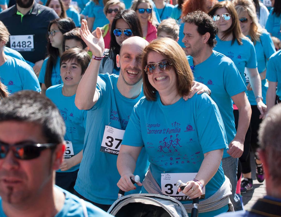 La Carrera de la Familia, organizada por la asociación 'Corre que te pillo', ha discurrido esta mañana por Logroño por un circuito urbano de 3.800 metros ideado para disfrutar en familia y de paso solidarizarse con una buena causa como es el estudio del síndrome de Hunter. 