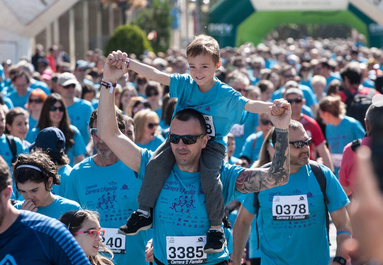 La Carrera de la Familia, organizada por la asociación 'Corre que te pillo', ha discurrido esta mañana por Logroño por un circuito urbano de 3.800 metros ideado para disfrutar en familia y de paso solidarizarse con una buena causa como es el estudio del síndrome de Hunter. 