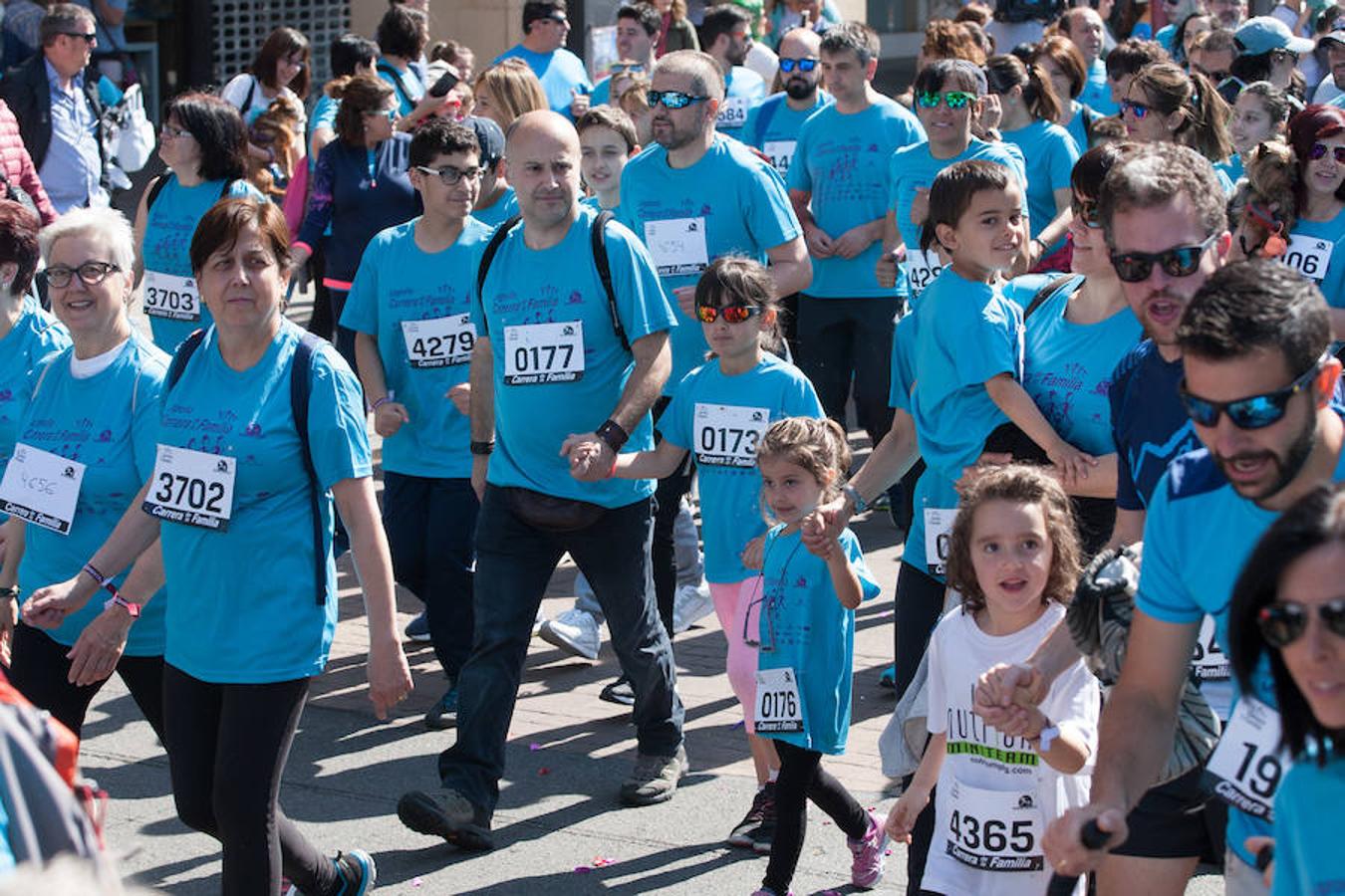 La Carrera de la Familia, organizada por la asociación 'Corre que te pillo', ha discurrido esta mañana por Logroño por un circuito urbano de 3.800 metros ideado para disfrutar en familia y de paso solidarizarse con una buena causa como es el estudio del síndrome de Hunter. 