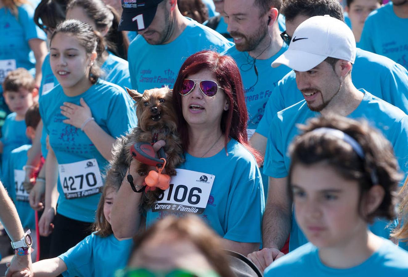 La Carrera de la Familia, organizada por la asociación 'Corre que te pillo', ha discurrido esta mañana por Logroño por un circuito urbano de 3.800 metros ideado para disfrutar en familia y de paso solidarizarse con una buena causa como es el estudio del síndrome de Hunter. 