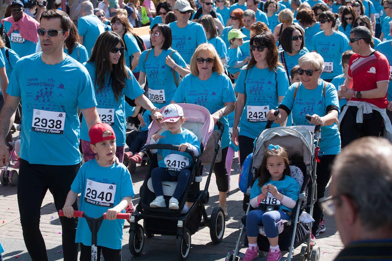 La Carrera de la Familia, organizada por la asociación 'Corre que te pillo', ha discurrido esta mañana por Logroño por un circuito urbano de 3.800 metros ideado para disfrutar en familia y de paso solidarizarse con una buena causa como es el estudio del síndrome de Hunter. 