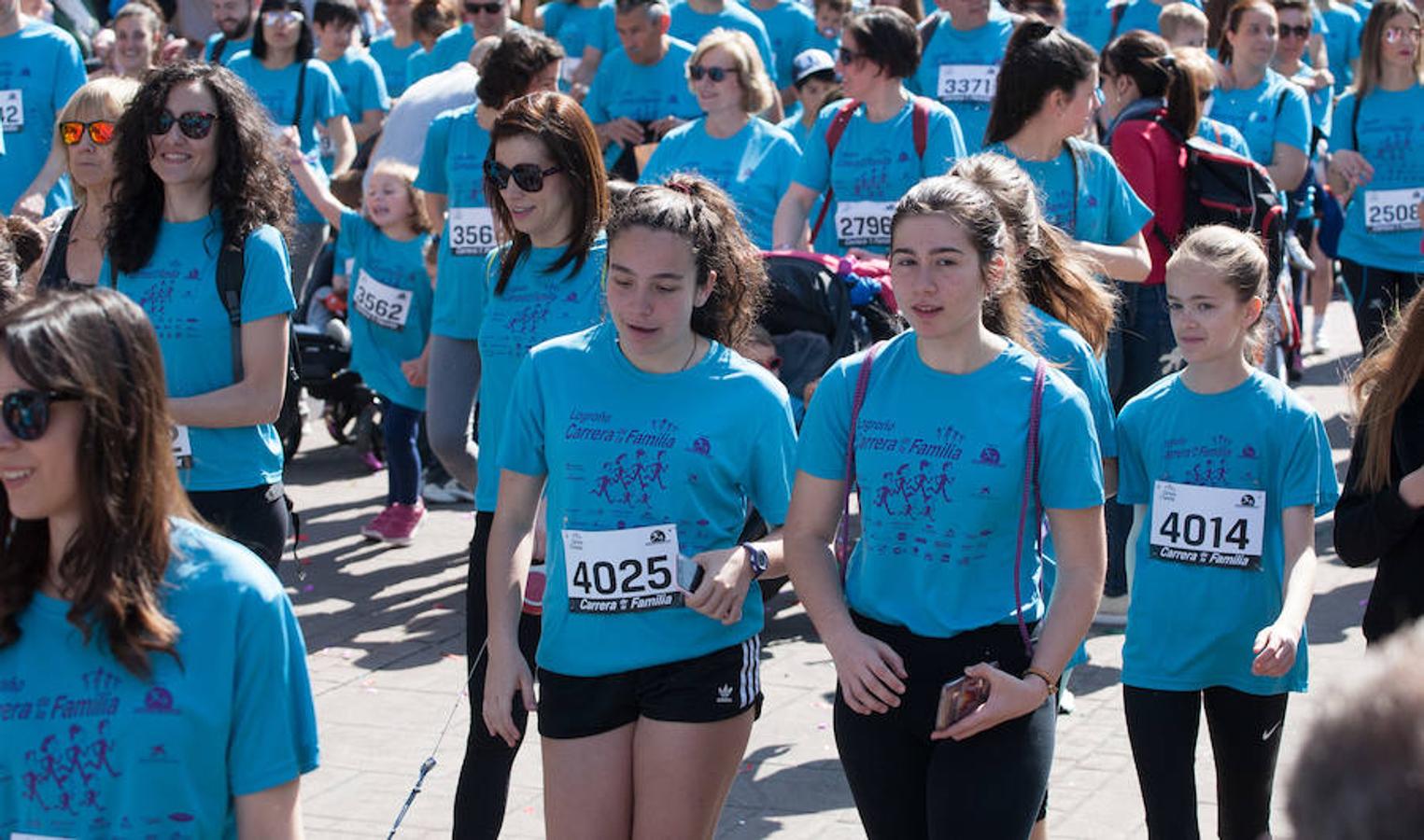 La Carrera de la Familia, organizada por la asociación 'Corre que te pillo', ha discurrido esta mañana por Logroño por un circuito urbano de 3.800 metros ideado para disfrutar en familia y de paso solidarizarse con una buena causa como es el estudio del síndrome de Hunter. 