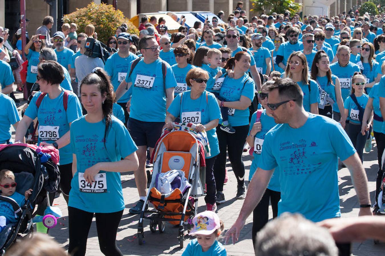 La Carrera de la Familia, organizada por la asociación 'Corre que te pillo', ha discurrido esta mañana por Logroño por un circuito urbano de 3.800 metros ideado para disfrutar en familia y de paso solidarizarse con una buena causa como es el estudio del síndrome de Hunter. 