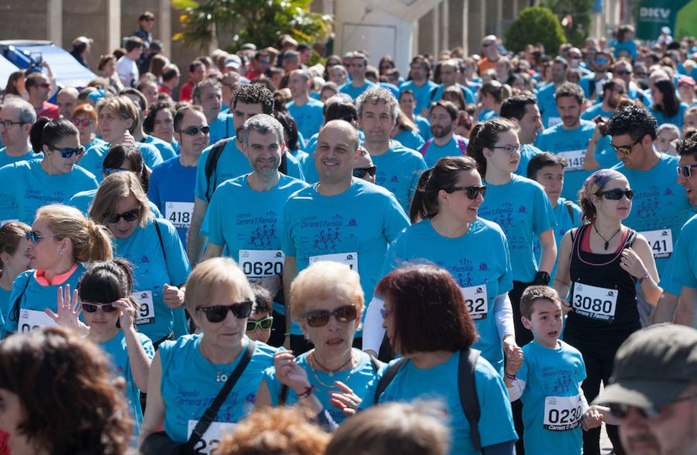 La Carrera de la Familia, organizada por la asociación 'Corre que te pillo', ha discurrido esta mañana por Logroño por un circuito urbano de 3.800 metros ideado para disfrutar en familia y de paso solidarizarse con una buena causa como es el estudio del síndrome de Hunter. 