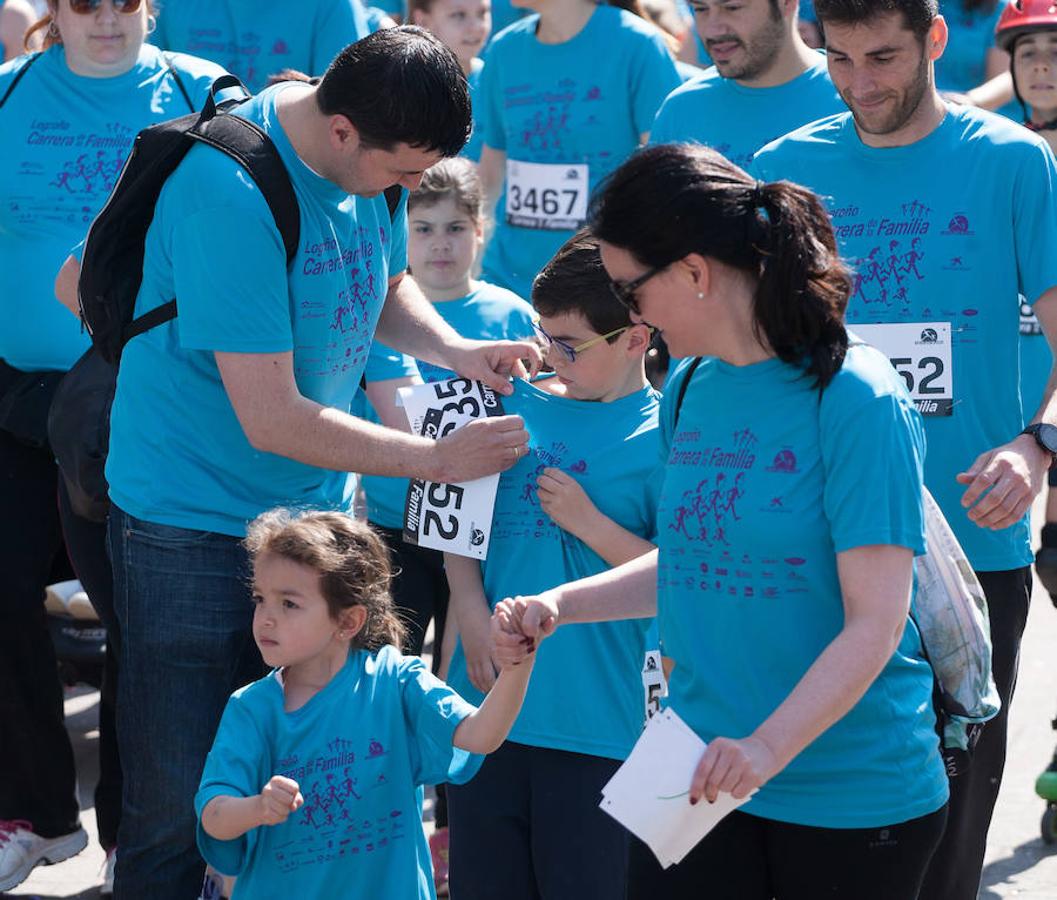 La Carrera de la Familia, organizada por la asociación 'Corre que te pillo', ha discurrido esta mañana por Logroño por un circuito urbano de 3.800 metros ideado para disfrutar en familia y de paso solidarizarse con una buena causa como es el estudio del síndrome de Hunter. 