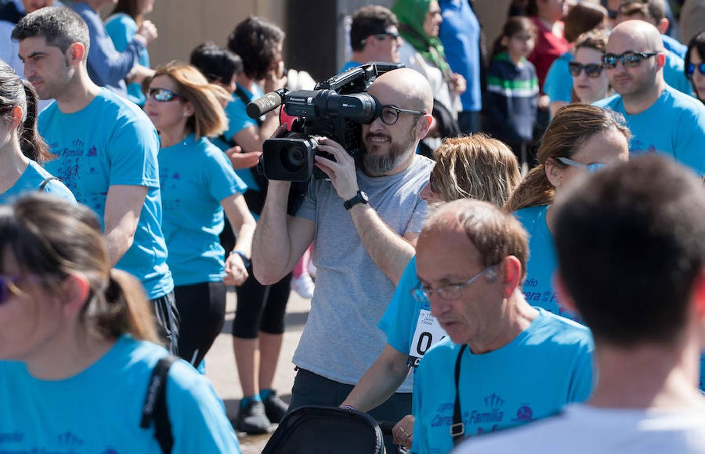 La Carrera de la Familia, organizada por la asociación 'Corre que te pillo', ha discurrido esta mañana por Logroño por un circuito urbano de 3.800 metros ideado para disfrutar en familia y de paso solidarizarse con una buena causa como es el estudio del síndrome de Hunter. 