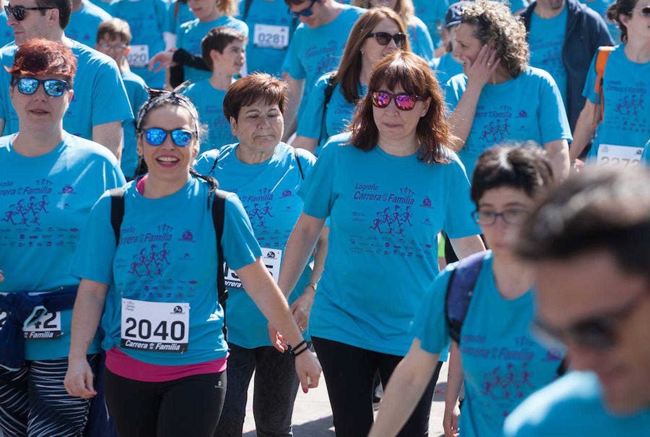 La Carrera de la Familia, organizada por la asociación 'Corre que te pillo', ha discurrido esta mañana por Logroño por un circuito urbano de 3.800 metros ideado para disfrutar en familia y de paso solidarizarse con una buena causa como es el estudio del síndrome de Hunter. 