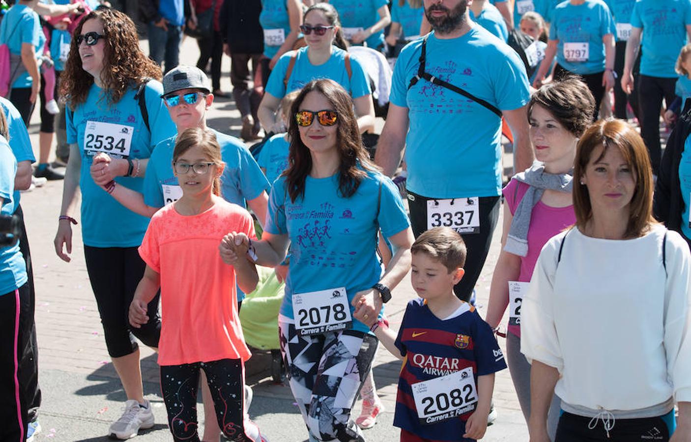 La Carrera de la Familia, organizada por la asociación 'Corre que te pillo', ha discurrido esta mañana por Logroño por un circuito urbano de 3.800 metros ideado para disfrutar en familia y de paso solidarizarse con una buena causa como es el estudio del síndrome de Hunter. 