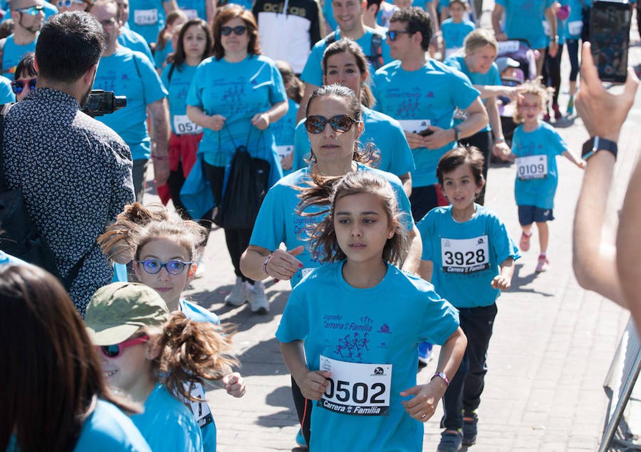 La Carrera de la Familia, organizada por la asociación 'Corre que te pillo', ha discurrido esta mañana por Logroño por un circuito urbano de 3.800 metros ideado para disfrutar en familia y de paso solidarizarse con una buena causa como es el estudio del síndrome de Hunter. 