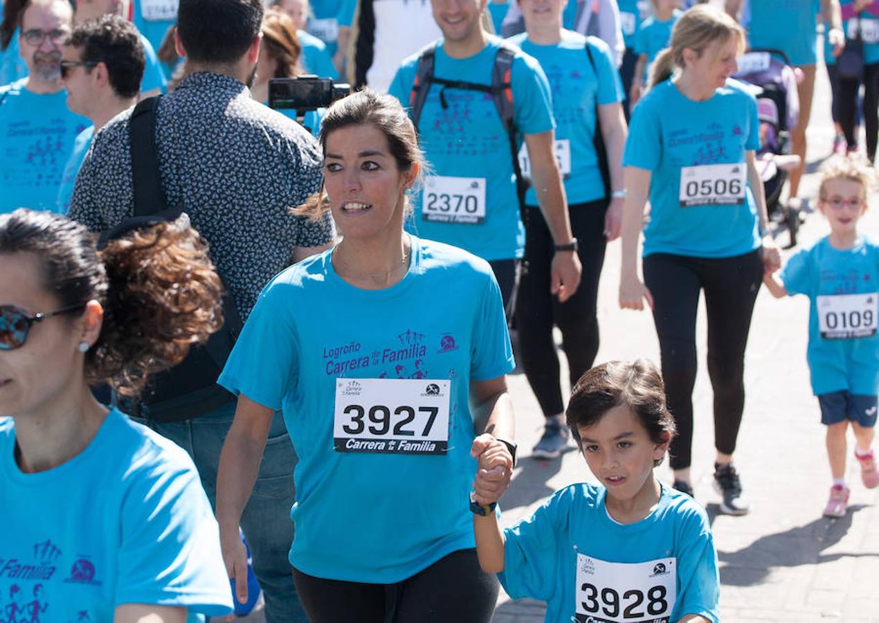 La Carrera de la Familia, organizada por la asociación 'Corre que te pillo', ha discurrido esta mañana por Logroño por un circuito urbano de 3.800 metros ideado para disfrutar en familia y de paso solidarizarse con una buena causa como es el estudio del síndrome de Hunter. 