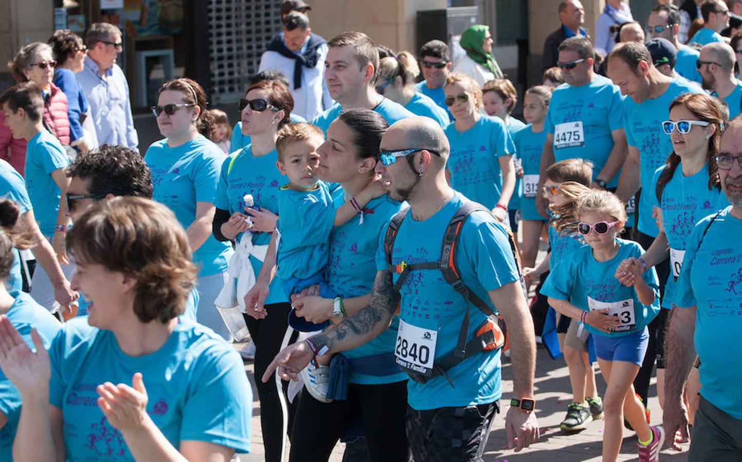 La Carrera de la Familia, organizada por la asociación 'Corre que te pillo', ha discurrido esta mañana por Logroño por un circuito urbano de 3.800 metros ideado para disfrutar en familia y de paso solidarizarse con una buena causa como es el estudio del síndrome de Hunter. 