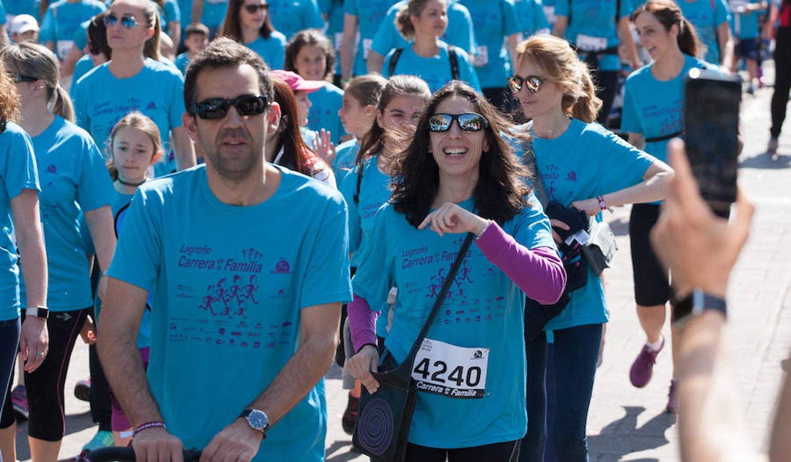 La Carrera de la Familia, organizada por la asociación 'Corre que te pillo', ha discurrido esta mañana por Logroño por un circuito urbano de 3.800 metros ideado para disfrutar en familia y de paso solidarizarse con una buena causa como es el estudio del síndrome de Hunter. 