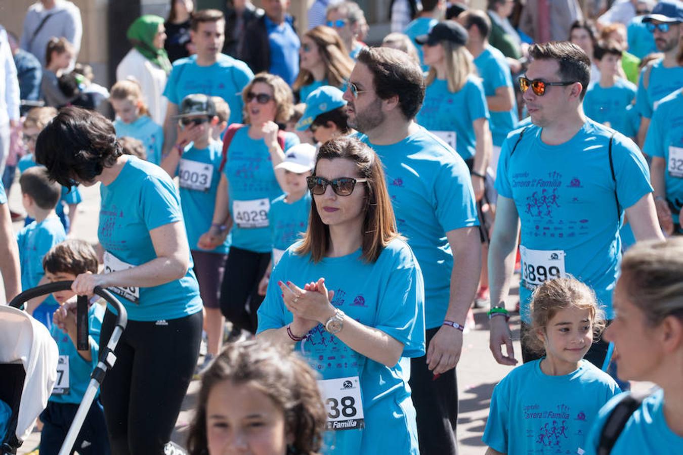 La Carrera de la Familia, organizada por la asociación 'Corre que te pillo', ha discurrido esta mañana por Logroño por un circuito urbano de 3.800 metros ideado para disfrutar en familia y de paso solidarizarse con una buena causa como es el estudio del síndrome de Hunter. 