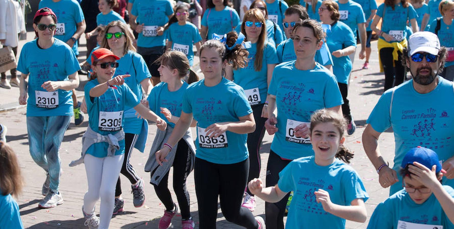 La Carrera de la Familia, organizada por la asociación 'Corre que te pillo', ha discurrido esta mañana por Logroño por un circuito urbano de 3.800 metros ideado para disfrutar en familia y de paso solidarizarse con una buena causa como es el estudio del síndrome de Hunter. 