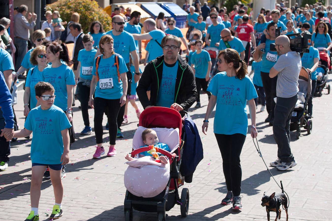 La Carrera de la Familia, organizada por la asociación 'Corre que te pillo', ha discurrido esta mañana por Logroño por un circuito urbano de 3.800 metros ideado para disfrutar en familia y de paso solidarizarse con una buena causa como es el estudio del síndrome de Hunter. 